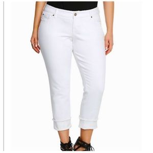TORRID WHITE BOYFRIEND CROP RAW HEM MID-RISE PANT